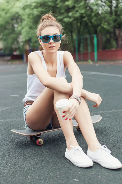 Fille avec un skateboard — Photo