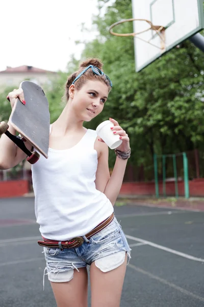 Дівчина зі скейтбордом — стокове фото