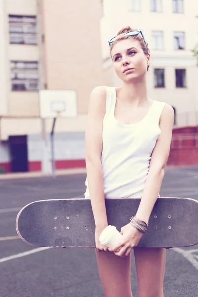 Girl with a skateboard — Stock Photo, Image