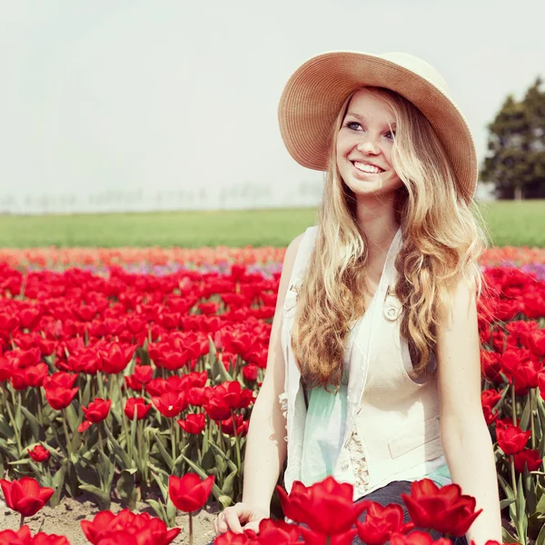 Женщина в красном тюльпановом поле — стоковое фото