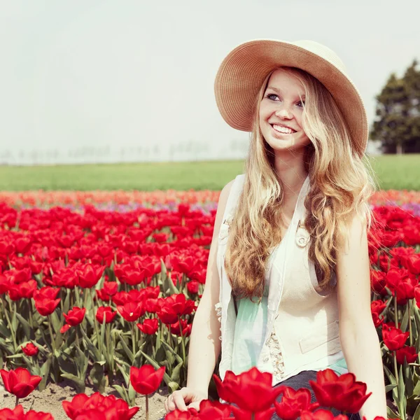 Frau im roten Tulpenfeld — Stockfoto