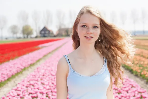 Frau im bunten Tulpenfeld — Stockfoto