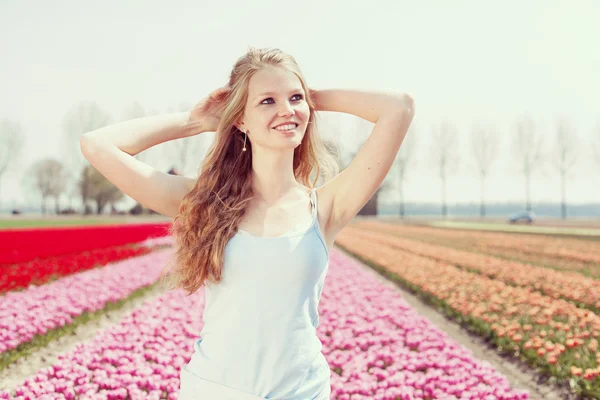 Mulher em campo de tulipa — Fotografia de Stock