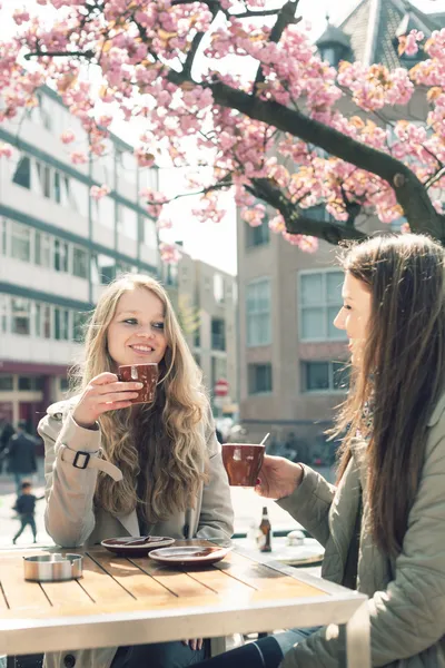 Twee vrouwen in een café — Stockfoto