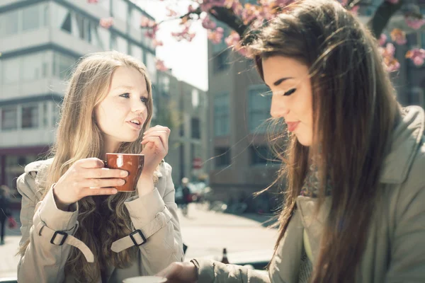 カフェで2人の女性が — ストック写真