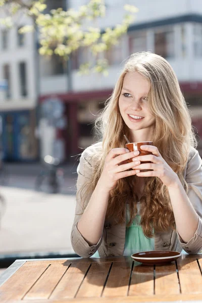 Mladá žena pije čaj — Stock fotografie