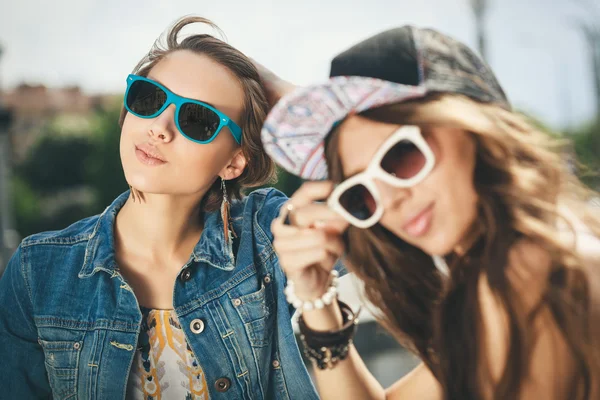 Zwei schöne und sinnliche Mädchen — Stockfoto