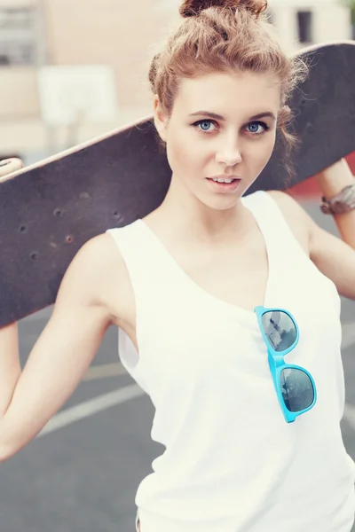 スケートボードの女の子 — ストック写真