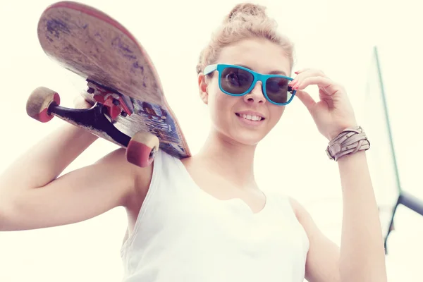 Девушка со скейтбордом — стоковое фото