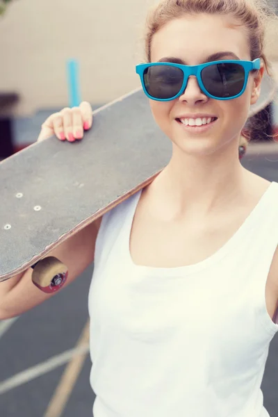 Menina com um skate — Fotografia de Stock