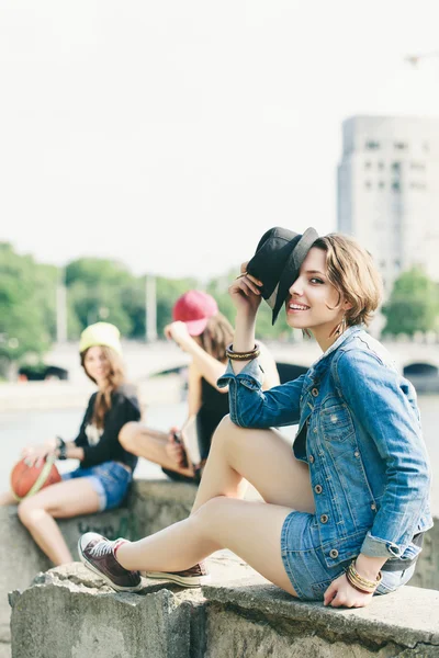 Jeune modèle en veste de jeans — Photo