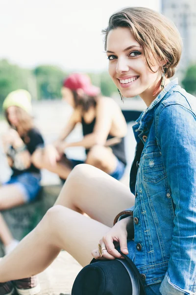 Jonge model in jeans jasje — Stockfoto