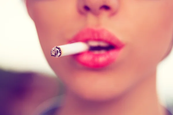 Mujer fumar un cigarrillo — Foto de Stock