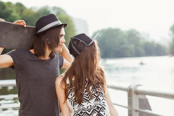 Yong couple on the bank of a river — Stock Photo, Image