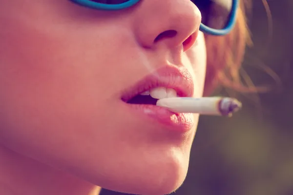 Woman smoke a cigarette — Stock Photo, Image