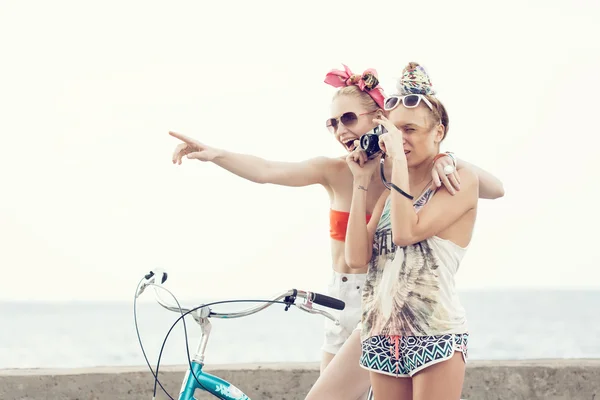 Young woman taking a picture — Stock Photo, Image