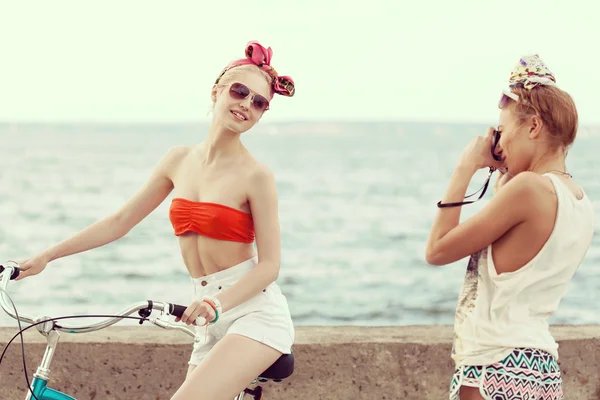 Young woman taking a picture — Stock Photo, Image