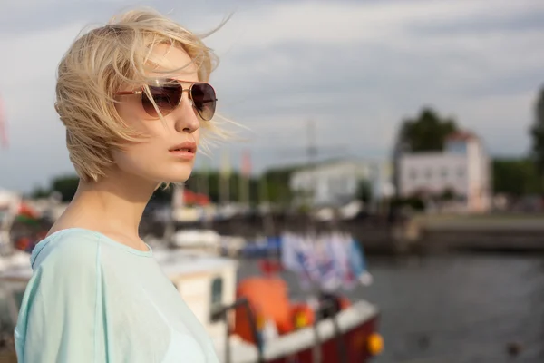 Vacker flicka på havet bakgrunden — Stockfoto