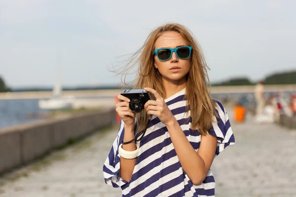 Mujer joven tomando una foto —  Fotos de Stock