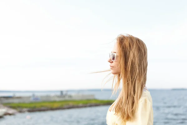 Jeune femme sur fond de mer — Photo