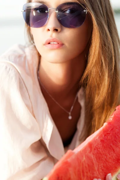 Schöne Frau mit Wassermelone — Stockfoto