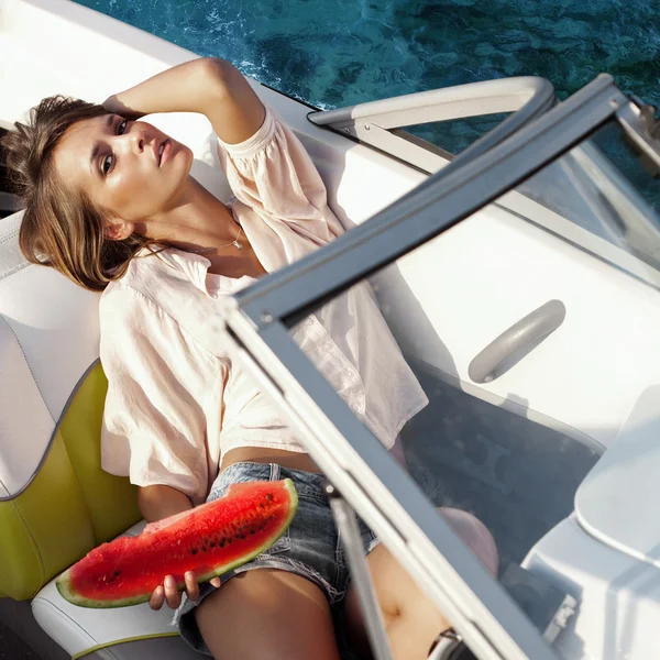 Attrayant jeune fille sur un yacht — Photo