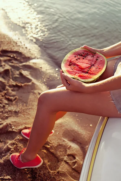 Mooie vrouw met watermeloen — Stockfoto
