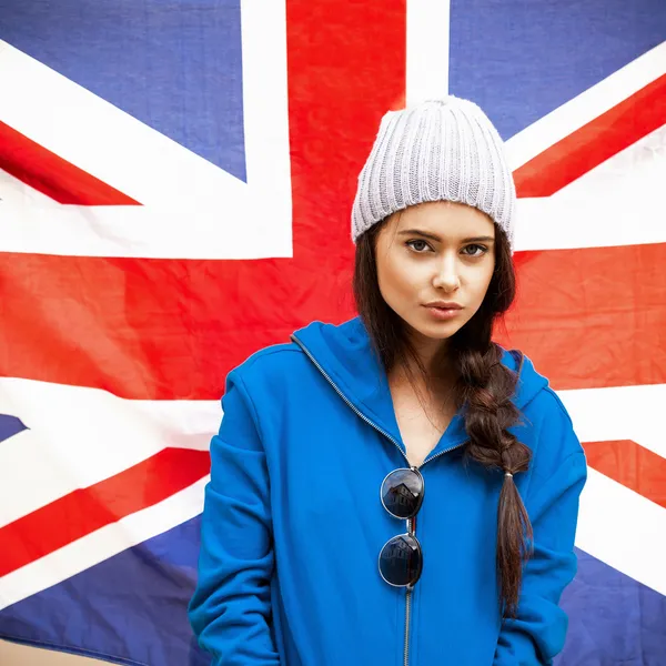 Britisches Mädchen mit der Union Jack Flagge — Stockfoto