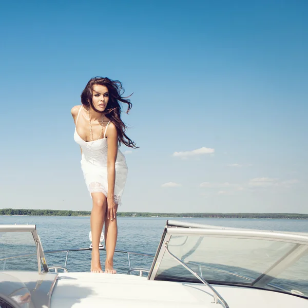Glückliche Frau lächelt auf dem Boot — Stockfoto