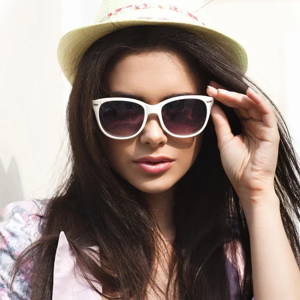 Woman in bright summer hat — Stock Photo, Image