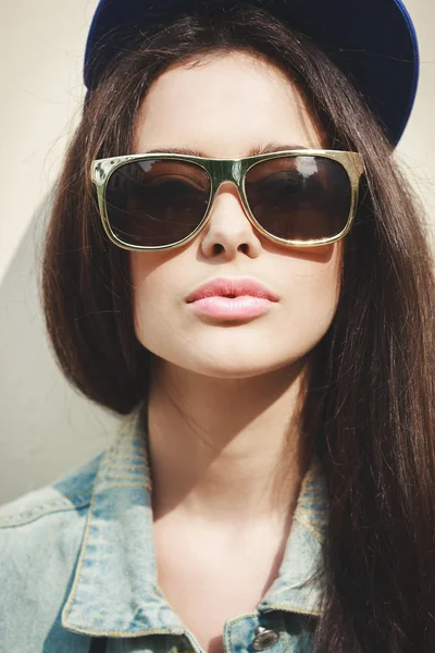 Mujer en gorra de verano — Foto de Stock