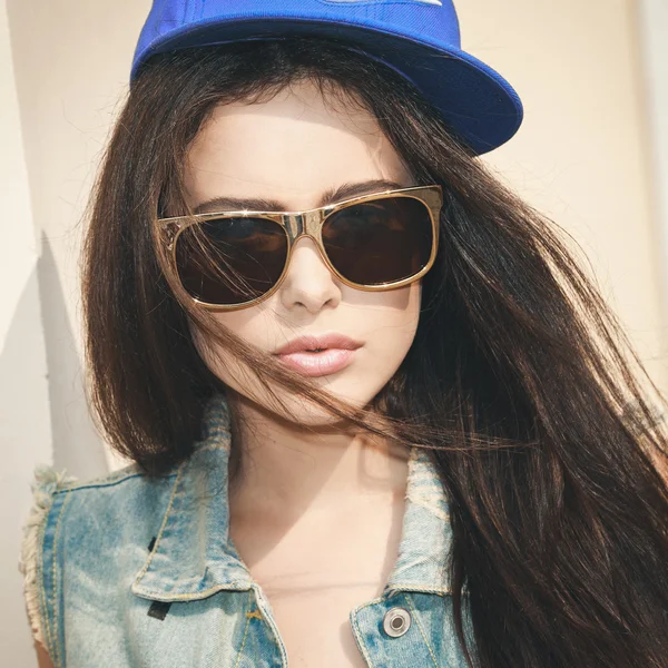 여름 모자에 있는 여자 — 스톡 사진