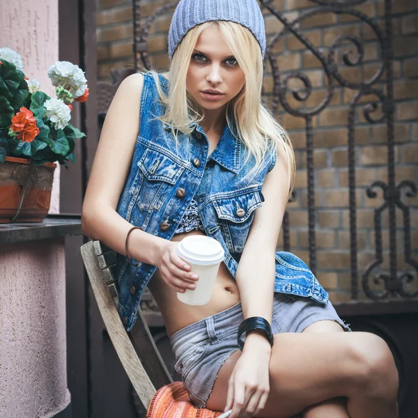 Young woman smoking a cigarette — Stock Photo, Image