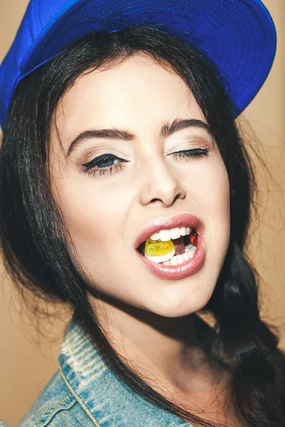 Joven sexy mujer mordiendo gelatina caramelo —  Fotos de Stock