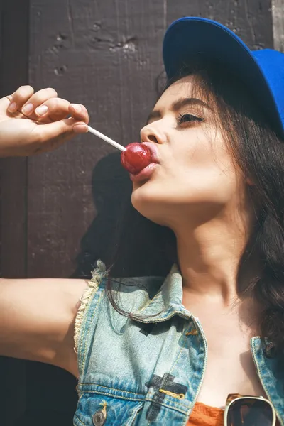 Travieso funky chica chupando lollipop —  Fotos de Stock