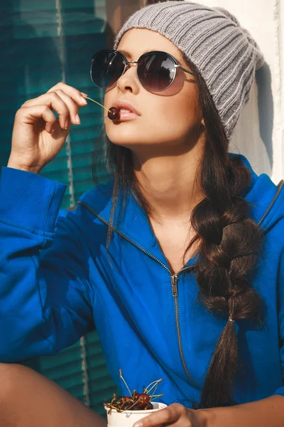 Feliz joven mujer comiendo cereza —  Fotos de Stock