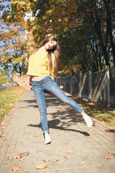 Uma bela mulher patinadora — Fotografia de Stock