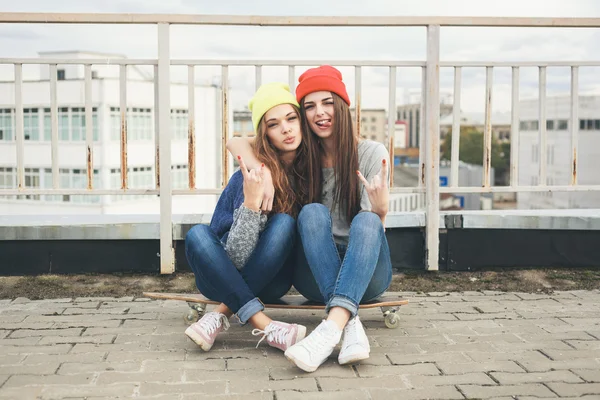 Two young longboarding girl friends — Stock Photo, Image
