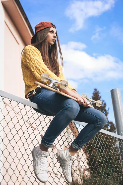 Eine schöne Skaterin — Stockfoto