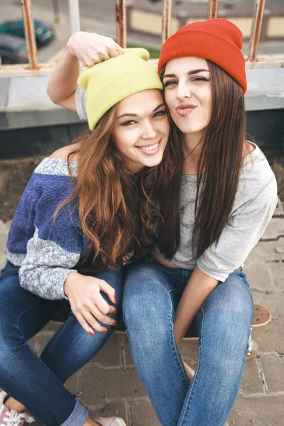 Two young longboarding girl friends — Stock Photo, Image