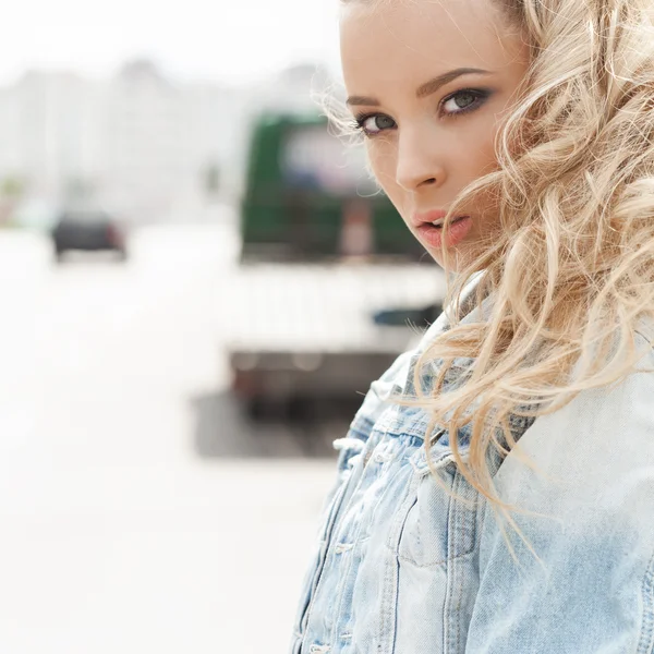 Frau mit Skateboard — Stockfoto