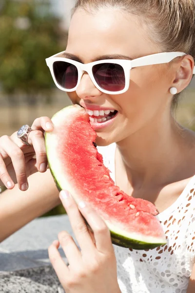 Kvinna tar vattenmelon. begreppet hälsosam och Bantning mat — Stockfoto