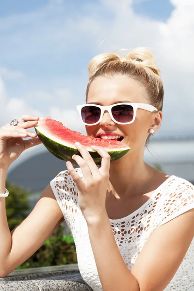 La mujer toma sandía. Concepto de alimentación saludable y dietética — Foto de Stock