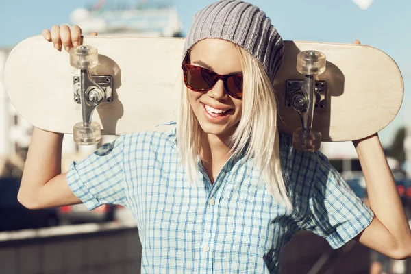 Szczęśliwy skater girl — Zdjęcie stockowe