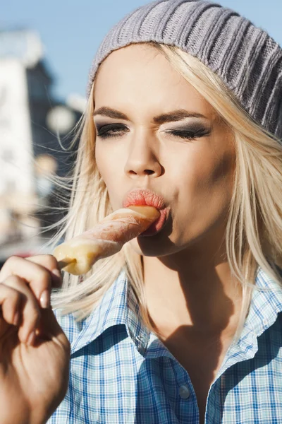 Chica bonita disfrutando de helado — Foto de Stock