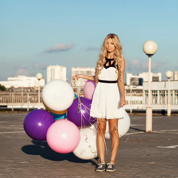 Glad ung kvinna med färgglada latex ballonger, utomhus — Stockfoto
