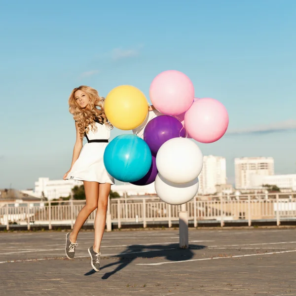 幸福的年轻女人，与彩色乳胶气球 — 图库照片