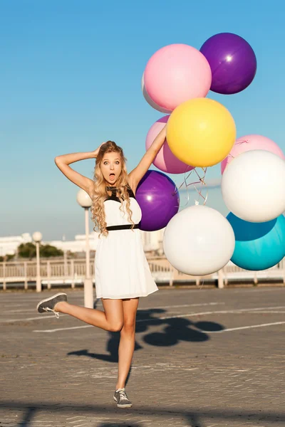 Boldog, fiatal nő, színes latex lufi — Stock Fotó