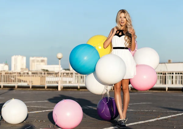 Joyeux jeune femme avec des ballons en latex coloré — Photo