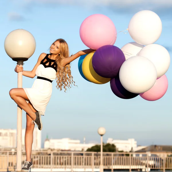 幸福的年轻女人，与彩色乳胶气球 — 图库照片